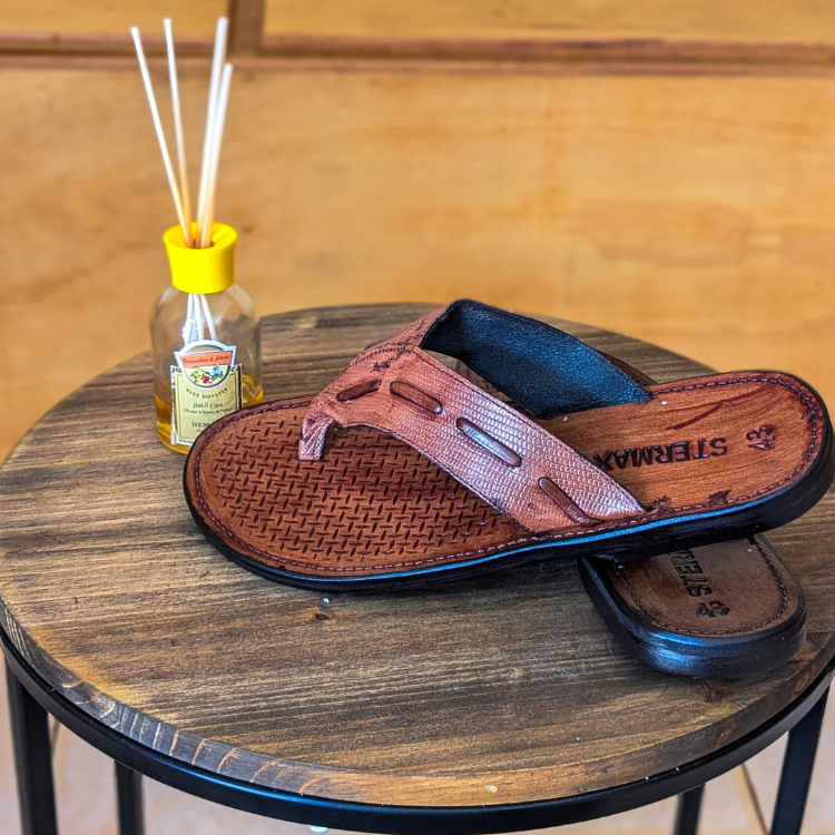 Sandales Modèle raffiné avec couture apparente 